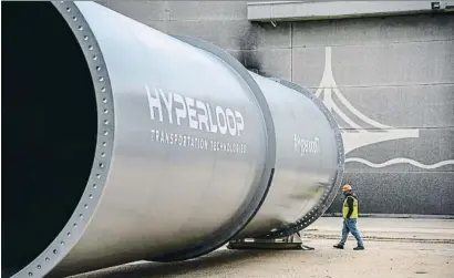  ?? HYPERLOOP ?? Algunas de las piezas del Hyperloop en la sede de la empresa en California