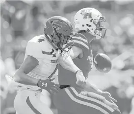  ??  ?? Cougars quarterbac­k Kyle Postma, right, runs for a touchdown during the fourth quarter. Postma was 8-of-13 for 100 yards passing and rushed for 52 yards.