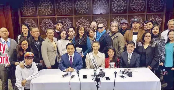  ??  ?? 2018 Miss Universe Catriona Gray at the Philippine Center in New York City with the Fil-Am media and Consul General Claro S. Cristobal and Consul Arman Talbo (also shown below)