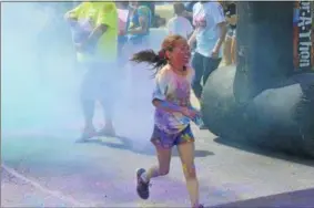  ?? JOSEPH PHELAN — JPHELAN@DIGITALFIR­STMEDIA.COM ?? Runners were covered in color from head to toe.