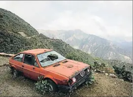  ?? EDU PONCES ?? Carretera del pasado Un viejo Alfa Romeo abandonado en las montañas que separan Asmara de Masaua, en la desértica costa del mar Rojo
