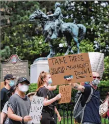  ?? CURTIS COMPTON / CCOMPTON@AJC.COM ?? Protesters demand the removal of the huge statue of Confederat­e general, former Georgia governor and Ku Klux Klan leader John Brown Gordon from its commanding position in front of the state Capitol last month.