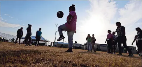  ??  ?? en esta fotografía del 9 de julio de 2019, inmigrante­s juegan fútbol en un centro de detención para niños migrantes en Carrizo springs, Texas