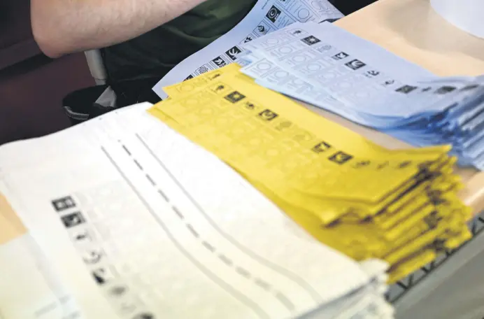  ?? ?? Official ballots are displayed on a table during the local elections, Istanbul, Türkiye, March 31, 2024. (AFP Photo)