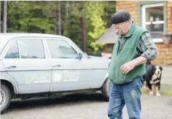  ?? - Acadie Nouvelle: Simon Delattre ?? Charles Thériault devant sa Mercedes de campagne.