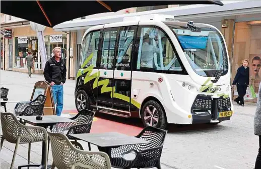  ?? Foto: Gerry Huberty ?? Der selbstfahr­ende Pendelbus in der Rue de l'Alzette fährt ab Montag bis 21 Uhr – wenn man es denn will.