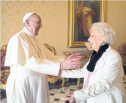  ?? Télam ?? El encuentro entre el Papa y la titular de Abuelas fue en el Palacio Apostólico