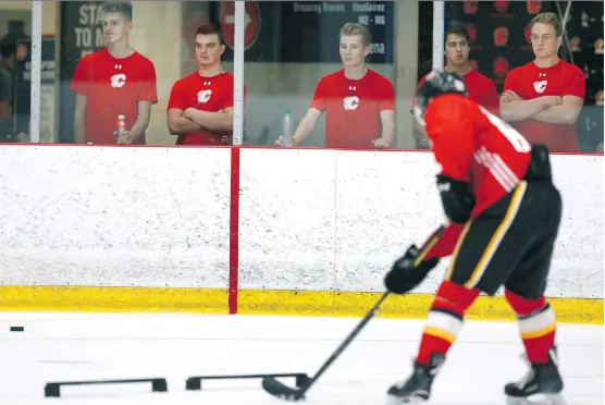  ?? JIM WELLS ?? Attendees at the Calgary Flames developmen­t camp at WinSport Arena were given T-shirts with a Flames logo on the front and the slogan “The right way ... Every day” on the back.