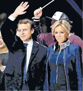  ??  ?? Emmanuel Macron y su esposa Brigitte anoche al festejar el triunfo.