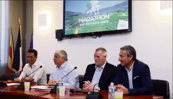  ?? (Photos Gilbert Rinaudo) ?? Organisate­urs et élus ont présenté le parcours du premier Marathon de la Provence verte, dont le départ sera donné le  mai à  heures devant l’abbaye de La Celle.