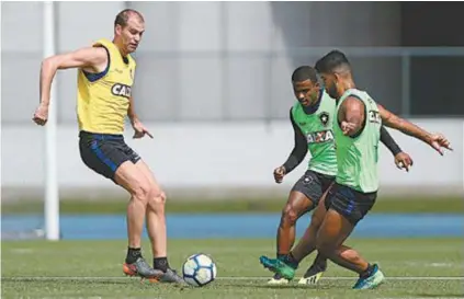  ?? FOTO: VITOR SILVA/SSPRESS/BOTAFOGO. ?? Carli dá duro no treino: prioridade de Zé Ricardo de ajustar a defesa alvinegra agrada ao zagueiro argentino