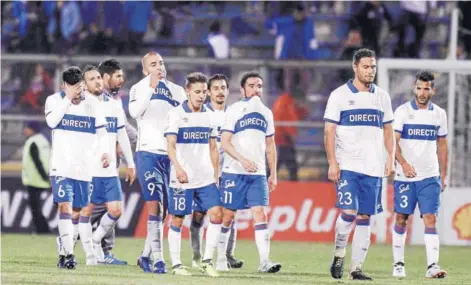  ??  ?? ► Los jugadores de la UC se retiran cabizbajos tras la igualdad agónica de Huachipato.