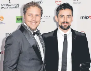  ??  ?? Gary Alazraki y Luis Gerardo Méndez, productor y protagonis­ta de la serie Club de Cuervos acudieron a la ceremonia.