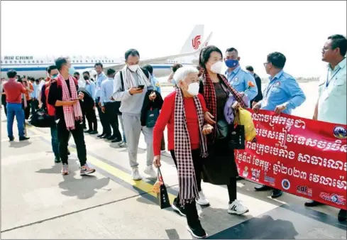  ?? PHENG CHIVOAN ?? Chinese tourists are welcomed at Phnom Penh Internatio­nal Airport on February 7.