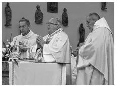  ??  ?? Les célébratio­ns étaient présidées par S.E. le cardinal JeanPierre Ricard, archevêque de Bordeaux, en présence de Mgr Thierry Scherrer, évêque de Laval.