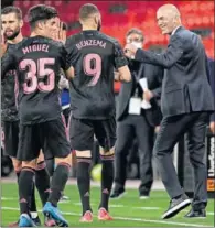  ??  ?? Zidane celebra un gol junto a Benzema en Granada.