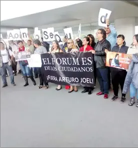  ??  ?? Aspecto de la protesta, efectuada ayer afuera del Teatro Bicentenar­io, en defensa de Alonso Escalante, ex director del recinto ■ Foto Carlos García