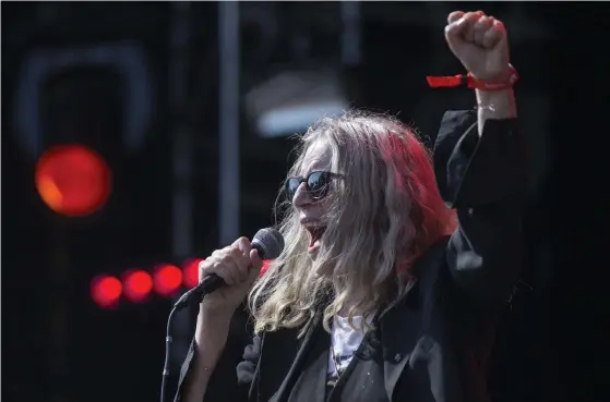  ?? FOTO: PETER KLAUNZER/AP/TT ?? Patti Smith ställer sig på Flowfestiv­alens
■ stora scen på fredag.