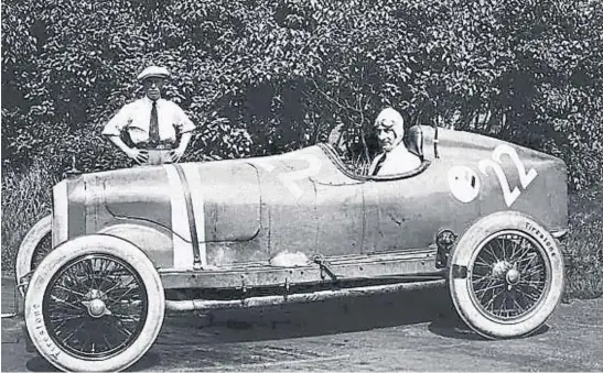  ?? FOTOS DE LA HISTORIA DE BUGATTI ?? “MACOCO” ALZAGA UNZUÉ. El “playboy” argentino comandó el equipo Bugatti en 1923. Fueron junto a Raúl Riganti precursore­s de la presencia argentina en Indy.