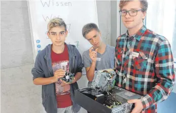  ?? FOTO: RENATE HABERMAAS ?? CPU, Lüfter, Gehäuse: Die Teilnehmer schauen sich das Innenleben eines PCs an.