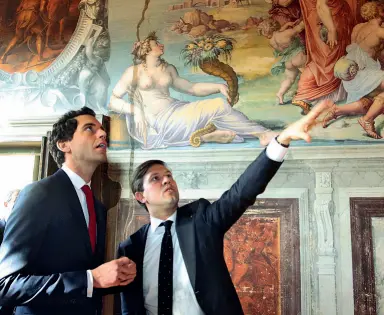  ??  ?? Nardella mentre mostra a Mika gli affreschi della Sala degli Elementi di Palazzo Vecchio