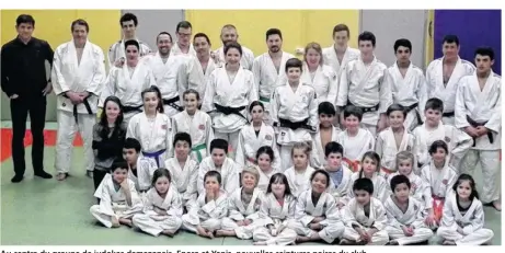  ??  ?? Au centre du groupe de judokas damazanais, Enora et Yanis, nouvelles ceintures noires du club.