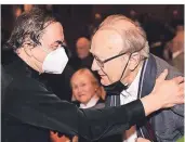  ?? FOTO: PETER WIELER ?? Nach dem Konzert umarmte Pierre-Laurent Aimard (l.) seinen Mentor Alfred Brendel.