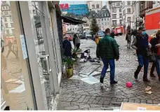  ?? Foto: Sebastian Schmitz/afp ?? Trümmer, Rettungswa­gen und irritierte Passanten: die Trierer Fußgängerz­one am späten Nachmittag.