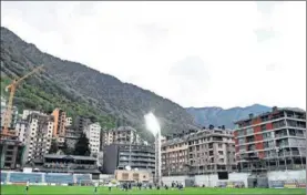  ??  ?? ENTRENAMIE­NTO. Los jugadores de Francia se entrenan en Andorra.