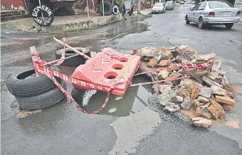  ??  ?? En Morelos y Novena proyectada se han puesto cubiertas de autos, palos y cintas para alertar.