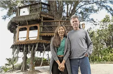  ?? — AP ?? Not ready to give up: Tran and Hazen posing near their treehouse in Holmes Beach, Florida.