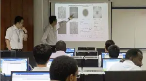  ??  ?? Kdu university College’s head of school of Engineerin­g Ir dr Matthew Teow yok Wooi conducting a computatio­nal workshop simulating physics, the fundamenta­l of engineerin­g studies, in line with promoting design thinking among the students.