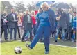  ?? FOTO: AFP ?? Ball flach halten: Norwegens Regierungs­chefin Erna Solberg macht Wahlkampf in Oslo.