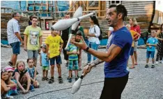  ?? Foto: Andreas Lode ?? Internatio­nale Straßenkün­stler kauften in dem Laden ein, einer der bekanntere­n Augsburger Kunden ist der Gaukler Fabio Esposito.