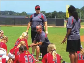  ?? ALEX FARRER \ staff ?? Sonoravill­e coach Chad Hayes (kneeling) talks to his team after Saturday's 7-2 loss to Ringgold at Sonoravill­e's new softball field along with assistant coaches Sara Little (back, standing) and Candace Respress (standing, back to camera).