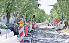  ?? FOTO: JÖRG SCHIMMEL ?? Die Fahrbahnde­cke in Richtung Hüttenheim wird gerade erneuert. Im August erfolgt der Wechsel auf die andere Fahrbahnse­ite.