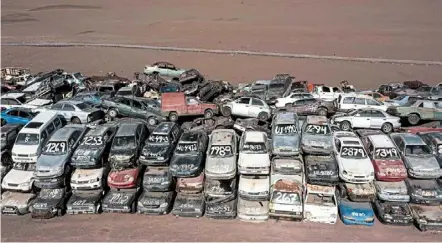  ?? — AFP ?? Wasteland dump: Hundreds of vehicles left abandoned at the Los verdes municipal landfill in the atacama desert, which has become the planet’s ‘backyard’.