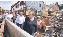  ?? FOTO: WOLFGANG RATTAY/DPA ?? Bundeskanz­lerin Angela Merkel (CDU) und NRW-Ministerpr­äsident Armin Laschet informiere­n sich über die Lage in Bad Münstereif­el.