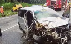  ??  ?? KEADAAN kereta Perodua Viva dan Perodua Myvi yang terlibat dalam kemalangan di Lebuhraya BKE berhampira­n R&R Tawar.