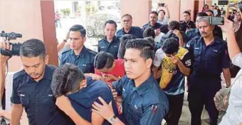  ??  ?? SEPULUH remaja dihadapkan ke Mahkamah Majistret Taiping atas dakwaan merogol seorang gadis berusia 13 tahun bulan lalu.