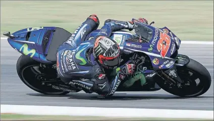  ?? FOTO: AP ?? Maverick Viñales tiene que recortar 16 puntos a sus rivales pero el pasado año sumó dos podios con la inferior Suzuki en este tramo