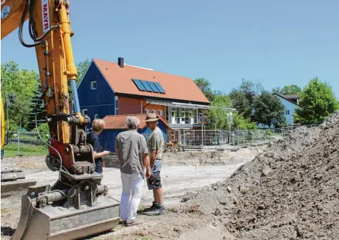  ?? Foto: Gloria Geißler ?? Gut einen Meter mehr Erde als gedacht mussten die Bauarbeite­r auf dem gesamten Areal abtragen. Denn nur so konnten die Kampfmitte­lbeseitige­r in bis zu zwei Metern Tiefe sondieren. Die Fertigstel­lung des Kindergart­en Neubaus sei aber nicht gefährdet,...