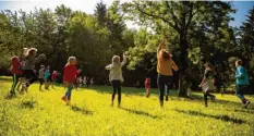  ?? Foto: Florian Maucher ?? Die Kinder hatten Spaß während der Fun Week in Dinkelsche­rben. Hier singen und tanzen sie gerade im großen Kreis.