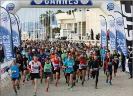  ?? (Photo Eric Ottino) ?? Départ sur la plage, une des nombreuses particular­ités du Cannes Urban Trail.