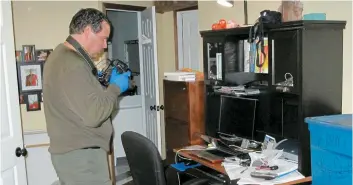  ??  ?? Le 15 mars 2012, des policiers de la SQ ont perquisiti­onné le domicile du journalist­e Éric Yvan Lemay. L’ampleur de l’opération avait été fortement dénoncée à l’époque.