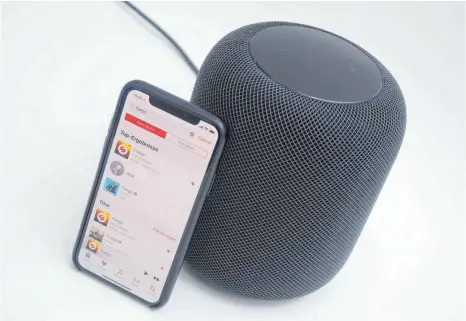  ?? FOTO: DPA ?? Wer Kunde von iTunes Match oder Apple Music ist, kann den HomePod auch ohne iOS-Gerät per Sprache steuern. Musik von anderen Quellen lässt sich per AirPlay an den Lautsprech­er senden.