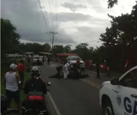  ?? CORTESÍA ?? El policía perdió el control de la moto en una curva.