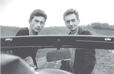  ??  ?? Nicolas Bouvier (à gauche) et Thierry Vernet (à droite) durant leur périple vers l’Asie. Un an et demi de voyage, jusqu’à ce que leurs routes se séparent, à Ceylan, fin 1954.