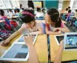  ?? Foto: Photoshot, dpa ?? Früh übt sich: Grundschul­kinder in China am Tablet.