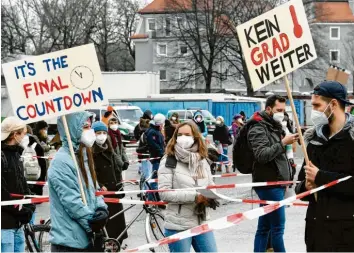  ?? Foto: Silvio Wyszengrad ?? Demo mit strengen Hygienereg­eln: Rund 500 Demonstran­ten nahmen am Freitag an der Aktion der Augsburger Anhänger von Fri‰ days for Future teil.
